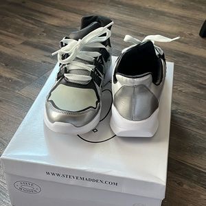 Steve Madden Giddy silver, white, and black sneaker. Size: 6
